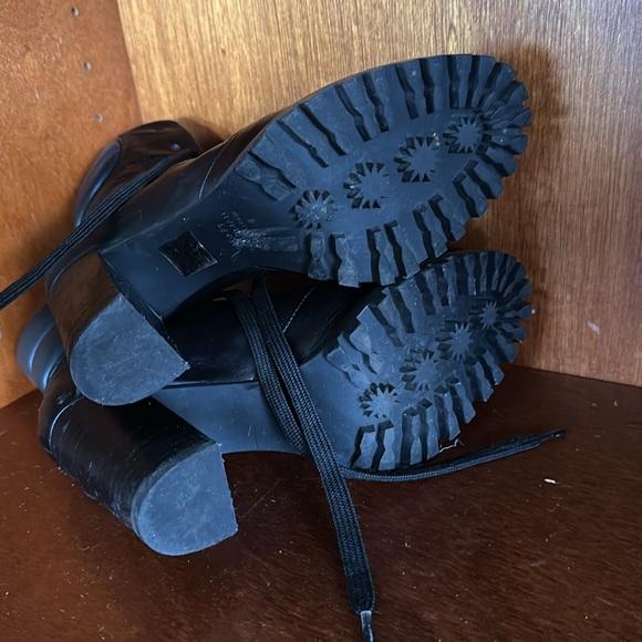 Authentic Used Stuart Weitzman size 6 - Picture 8 of 8